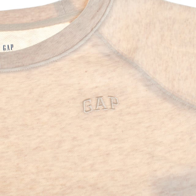 Esta camiseta de manga corta para niñas ofrece un diseño juvenil con un corte recto y calce holgado, ideal para un estilo relajado y cómodo. 

Con una longitud que llega justo por encima de las caderas, está confeccionada en un tejido suave y elastizado que garantiza libertad de movimiento. 

Presenta un cuello redondo clásico y el logotipo de Gap en el pecho, lo que le añade un toque moderno y casual, perfecta para el día a día.
 Composición: 77% Algodón, 23% Poliéster
 Cuidados:
- Lavar a máquina en agua fría  y ciclo delicado.
- Usar detergentes suaves.
- Usar secadora a baja temperatura.
- Planchar a bajas temperaturas.
- No lavar en seco.