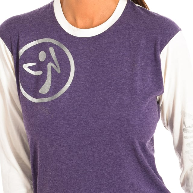 Sudadera deportiva manga larga Zumba. 
Color Azul
Diseñada para climas más frescos.
Cuello redondo.
Gráfico frontal y en la espalda con motivos de la marca.
Tejido suave que proporciona comodidad durante todo el día.
Costuras vistas a tono.

Composición:  48% Algodón, 48% Poliéster, 4% Elastano.

-Utilizar lavadora a temperatura máxima 30º .
-Utilizar secadora.
-Utiliza Lejía.
-Plancha  a temperatura máxima 110º.