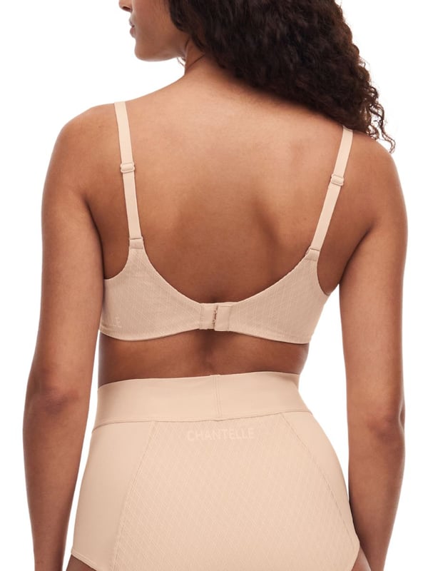 Chantelle Smooth Lines Covering Spacer Bra. With geometric lines, breathable spacer fabric cups and a seamless finish. Double lined. Product is made of 79% Nylon, 21% Elastane and is hand-wash only.