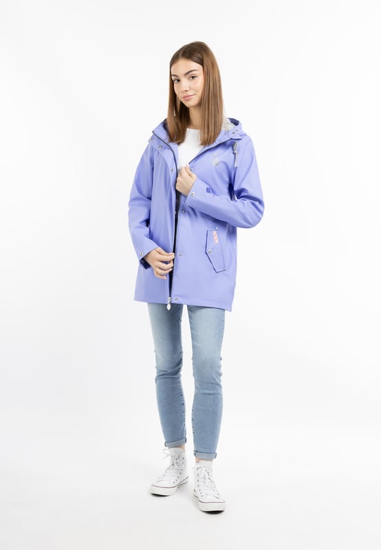 Pour les amoureux de la nature, les cyclistes ou les promeneurs, une veste de pluie est indispensable. Cela tombe bien, myMo a également dans son répertoire une veste qui offre une protection idéale contre la pluie. Le matériau enduit est imperméable au vent et à l'eau et résiste à toutes les conditions météorologiques. La forme légèrement cintrée et de longueur moyenne offre une protection supplémentaire contre la pluie grâce à la large capuche et aux cordons scintillants. La fermeture à boutons-pression au-dessus de la fermeture éclair ainsi que les poches à rabat en biais optimisent également la veste en termes de résistance aux intempéries.