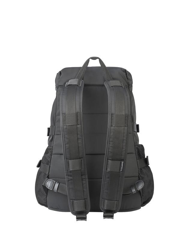 unisex rugzak met gespsluiting. één open binnenzak. twee ritssluitingen aan de voorkant en twee open zijritsen met externe zakken. ontbrekende schouderband.  Handvat van gerecycled polyethyleentereftalaat. een binnencompartiment.  extern materiaal.  Binnenkant van gerecycled polyethyleentereftalaat. Afmetingen: 28x37x15 cm. Modeproduct
