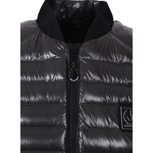 Belstaff Airframe Black Gilet Daunenjacke. Erleben Sie ultimative Vielseitigkeit und Stil mit der Belstaff Black Jacket. Diese Jacke bietet sowohl Wärme als auch modisches Design und ermöglicht Ihnen den mühelosen Übergang von einem lässigen Tageslook zu einem schicken Abend-Outfit. Bleiben Sie gemütlich und sehen Sie fantastisch aus mit dieser Must-Have-Jacke! Daunenjacke, Material: 100 % Polyamid, Füllung: 90 % weiße Entendaunen, 10 % weiße Entenfedern. Markenabzeichen auf der linken Brust, leicht. 3-Taschen-Reißverschluss, Reißverschluss, schwarze Weste. Stil: Airframe Gilet Schwarz