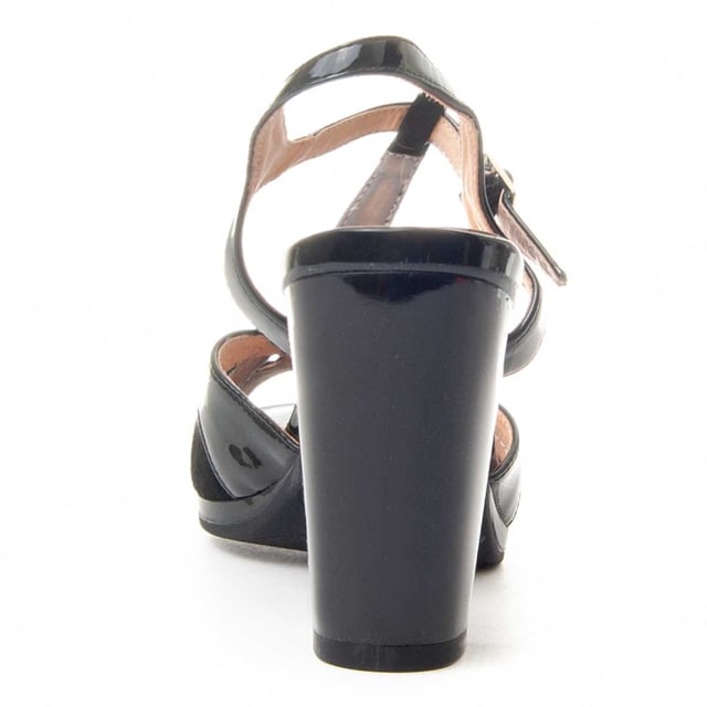 Dames hoge hakken. Comfortabele pasvorm. Gevoerde binnenzool. Antislipzool. Versterkte stiksels. Gefabriceerd door andere merken voor ons merk. Ongeveer afmetingen: 7 cm hak en 2 cm plateau.