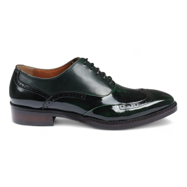 Causa una impresión audaz con los zapatos brogue de charol para hombre Justin Reess Harry en un llamativo color verde. Fabricados con charol verde vibrante, estos zapatos están diseñados para destacar y realzar tu atuendo formal. Con un diseño brogue clásico con perforaciones intrincadas y costuras decorativas, encarnan la elegancia y la sofisticación para cualquier ocasión. El cierre seguro con cordones permite un ajuste personalizado, lo que garantiza la comodidad durante todo el día. Fabricados con materiales de alta calidad y una artesanía experta, estos zapatos ofrecen durabilidad y longevidad, lo que los convierte en una elegante incorporación a tu guardarropa. Charol verde llamativo para una declaración audaz Diseño brogue clásico con perforaciones elegantes Cierre con cordones para un ajuste seguro y ajustable Construcción duradera para un uso duradero