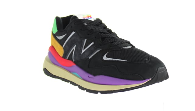El 574 de New Balance es un clásico por una razón: es confiable, atemporal y sin complicaciones. Pero no hay nada de malo en correr un par de riesgos y cambiar la fórmula, ¿verdad? Ingrese: el 57/40. Es un 574 en el corazón, con su parte superior de materia mixta de inspiración retro, pero también presenta guiños a otros modelos, tomando prestada la marca de gran tamaño del 327 y una suela de goma apilada inspirada en las zapatillas de senderos de herencia. Sin embargo, el verdadero retroceso de los 90 es el color de color, con lima y golpes de naranja en el talón que contrastan olas de rojo, púrpura y azul a lo largo de la entresuela.
Superas de malla
Superposiciones de cuero y gamuza
Tecnología encap®
Suela de goma