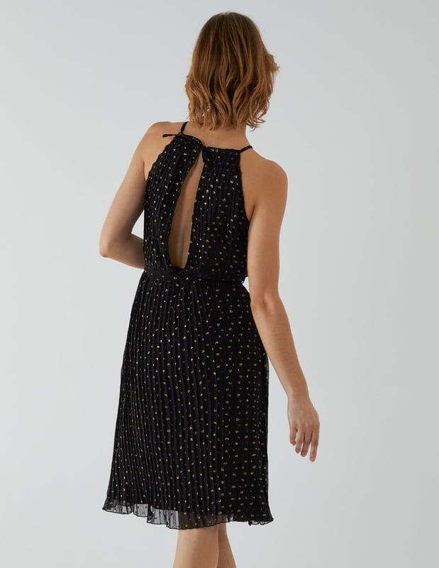 A pretty print pleated dress for you to wear on special occasions. This dress has a mesh top layer, a waist belt to accentuate your figure, and a halter neckline that will make you look even more elegant.