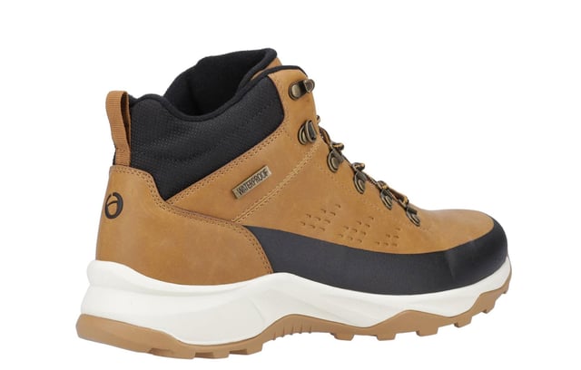 De Ryeford-boot is een opvallende aanvulling op onze hybride mannenlijn en biedt de perfecte balans tussen de klassieke stijl van het platteland en de functionaliteit van een wandelboot. Gemaakt met waterdicht suede, houdt het je voeten warm en droog in elk weertype. De vetersluiting in hiker-stijl, compleet met snelvetersluiting haken bij de enkel, voegt een authentieke touch toe. Afgewerkt met een robuuste, chunky buitenzool voor superieure grip, is de Ryeford ontworpen voor zowel buitenavonturen als dagelijks gebruik.  
- Waterdicht suede bovenwerk  
- Snelvetersluiting haken  
- Robuuste, chunky buitenzool  
- Cotswold branding