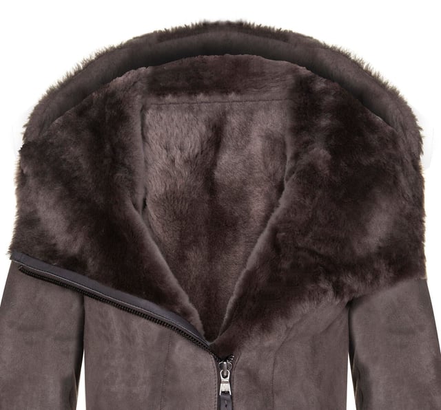 Wikkel jezelf in elegantie en warmte met ons Merino leren damesparka met capuchon. Deze jas is gemaakt van echt Spaans Merino-lamsleer en biedt ongeëvenaarde kwaliteit en luxe. Het dubbele ritstrekkertje voegt een stijlvol en functioneel element toe, waardoor veelzijdige draagmogelijkheden mogelijk zijn. De suède afwerking voegt een vleugje verfijning toe aan de jas en versterkt de algehele aantrekkingskracht. Verkrijgbaar in drie prachtige kleuren, zodat u de perfecte tint kunt vinden die past bij uw persoonlijke stijl. De brede kraag loopt naadloos over in een capuchon en biedt zowel comfort als bescherming tegen de elementen. â€¢ Gemaakt van echt Spaans Merino-lamsleer voor superieure kwaliteit en luxe â€¢ Dubbele ritstrekker voor veelzijdige en stijlvolle draagmogelijkheden â€¢ Suède afwerking voor een verfijnde en verfijnde look â€¢ Verkrijgbaar in drie prachtige kleuren die bij uw individuele stijl passen â€¢ Brede kraag die doorloopt in een capuchon voor extra comfort en bescherming tegen de elementen.