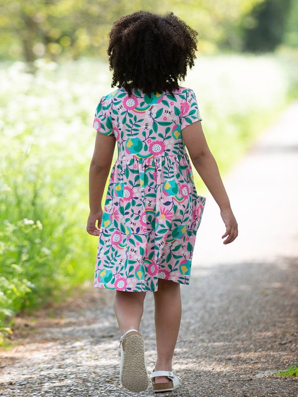 95% organic cotton 5% elastane | Proud to be certified to the Global Organic Textile Standard (GOTS) | Hello Earth all-over print | Single jersey with a little bit of stretch (180-190 gsm) | Coconut button shoulder opening (up to and including size 3 years) | Side patch pockets | Short sleeved | Round neck | Made in Turkey | Machine washable at 40 degrees, or at 30 degrees to be kinder to the planet