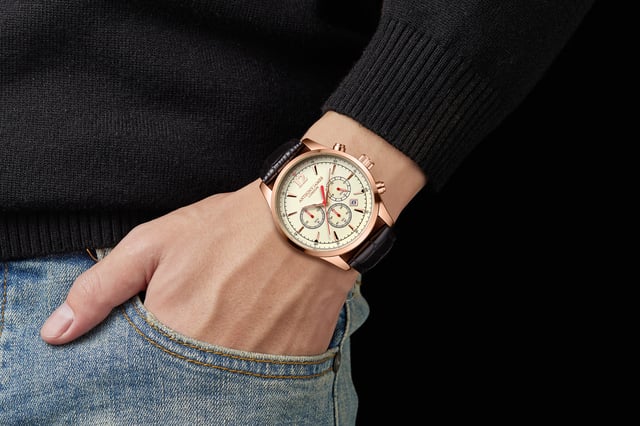 A Hand Assembled Anthony James Classic Chronograph Rose White men’s watch uses Quartz movement for the rose gold minute and hour hands and the three chrono eyes for exceptional precision. These are set against a cream dial and complemented by rose gold markers and the rose gold alloy case that includes round pushers for straightforward adjustability. The ink-black genuine leather strap with pin buckle fits perfectly into the case which is secured on the reverse by a 304 stainless steel caseback with dependable snap-in construction for assured wear whether at home or out of the house.
Quartz movement PE902.
 Alloy case
 Round pushers
3ATM Water resistant 
304 stainless steel caseback with snap-in
construction.
 Front mineral lens.
 Cream dial with 3 chrono eyes.
 Rosegold hour/minute hands. 
Black genuine leather strap with pin buckle. Rosegold flash plating

Watch Dimensions:
Case Diameter- 43 mm
Case Thickness- 10.8 mm
Lug width- 22.1 mm
Strap width- 22 mm
Strap length- 195 mm
Weight- 50 grams