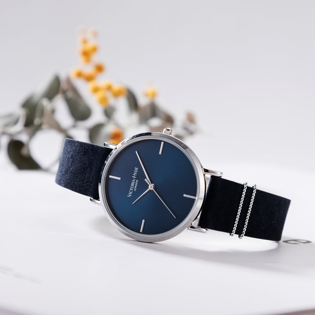 The Seven Sisters Simple stands out with its elegant dial in navy blue or purple. This is perfectly rounded off by the round silver-coloured or gold-coloured case and the high-quality leather strap, making this accessory look perfect on your wrist. The look is completed by the two braided cords in the same colour as the case, which give the watch strap a special eye-catcher. Case diameter: 33mm, Case thickness: 7.6mm, Watch strap length: 180mm, Watch strap width: 16mm