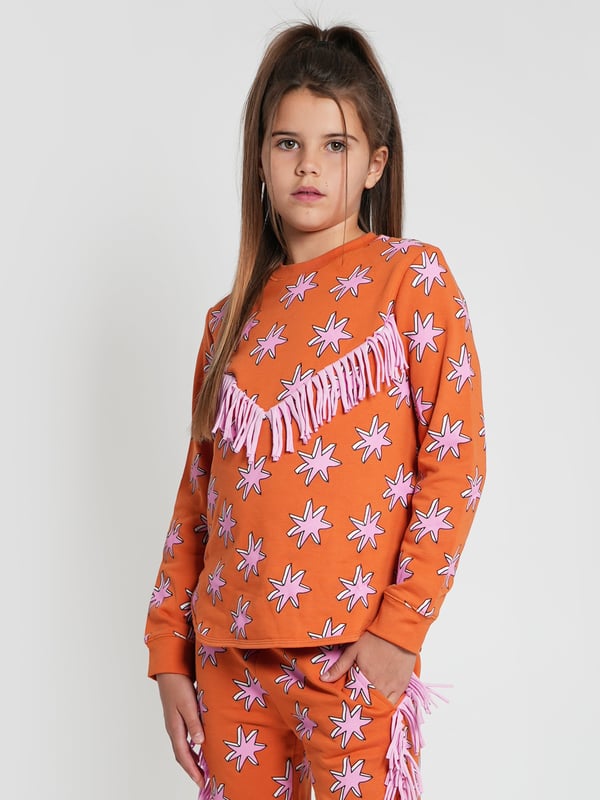 Introducing the Girls Fringed Sweatshirt in Orange from Stella McCartney‚n AW2024 essential. This designer piece promises both flair and comfort. Key features:  **Vibrant Orange Hue**: Bright and eye-catching, perfect for lifting spirits during cooler months.   **Delightful Fringes**: Adds a fun, whimsical touch, enhancing movement and style. **Stella McCartney Craftsmanship**: Expect nothing less than luxury and durability with meticulous attention to detail.revitalise her wardrobe with this exquisite statement sweatshirt. Comfort meets high fashion‚let her shine in Stella McCartney!