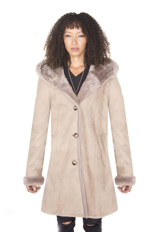 Las chaquetas de piel de oveja ganaron una enorme popularidad entre las celebridades en los años 1940 y 1950 y han sido consideradas como un símbolo de estatus para las mujeres durante varios períodos de tiempo. Nuestras chaquetas están confeccionadas con piel de oveja de doble cara de la más alta calidad y cuentan con un forro de lana grueso que es famoso por su capacidad natural para retener el calor corporal, lo que la convierte en la opción de material ideal durante el invierno. Esta chaqueta presenta un acabado de gamuza que se combina con un diseño minimalista para darle a esta chaqueta una elegante sensación de prestigio. La parte delantera de la chaqueta se mantiene tradicional con cuatro botones que sujetan la chaqueta hasta una capucha de piel de oveja, que cuenta con un forro grueso para mayor comodidad y para emitir un atractivo lujoso. Este abrigo aparece en combinaciones de colores premium beige y tostado, que son tonos cálidos que combinan bien con una variedad de colores y estilos. â€¢ Fabricado con piel de oveja de doble cara de alta calidad â€¢ El forro de piel de oveja grueso es famoso por brindar calidez y comodidad â€¢ Equipado con un cierre abotonado