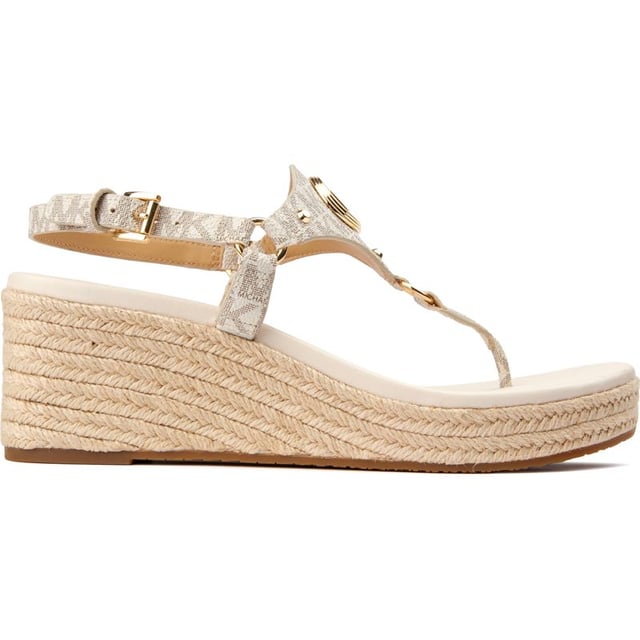 Michael Kors Casey Wedge Sandalen Die Michael Kors Casey Espadrille-Keilsandale, mit Zehenstegdesign hat ein weiches Lederobermaterial und juteumwickelte Keilsohle für einen Boho-Look. Die Gummilaufsohle gibt bei jedem Schritt Halt und das goldene MK-Branding verleiht einen Hauch von goldener Opulenz und Designer-Stil. Passt perfekt zu Maxikleidern oder verkürzten Jeans für einen tollen Urlaubslook.