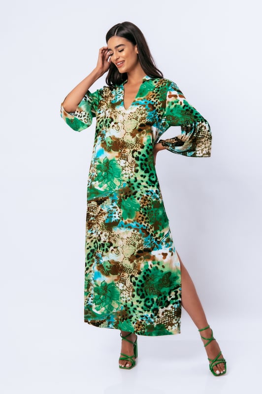 Deze kaftanachtige zomerjurk met dierenprint is gemaakt van geweven viscose. Het heeft een mandarijnkraag en een V-halslijn. De mouwen zijn lang met ruches aan de manchetten. De zoom heeft grote zijsplitten. Deze jurk heeft een lang, los, recht silhouet.
