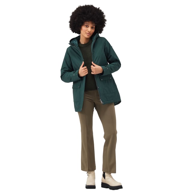 100% polyester. Tyg: Hydrafort. Foder: Tryckt, Taffeta. Design: Badge, zebratryck. Tygteknik: DWR Finish, Isolerande, Quick Dry, Thermo-Guard, Vattentät, Vindtät. Manschett: Justerbar, tryckknappsfästning. Halsringning: Huva, stående krage. Ärmtyp: Långärmad. Tejpade sömmar. Funktioner på huva: Påväxt på luvan, justering med knäppning. Fickor: 2 dubbelgenomförda fickor, lockstängning, dubbelknapp. Fästanordning: Snäppstängning, stormklaff, dragkedja. Nederkant: Droppad. Midja: Inre dragsko, knäppning. Hållbarhet: Tillverkad av återvunnet material. 8 UK: 32 tum. 10 UK: 34 tum 12 UK: 36 tum 14 UK: 38 tum 20 UK: 45 tum 18 UK: 43 tum 16 UK: 40 tum