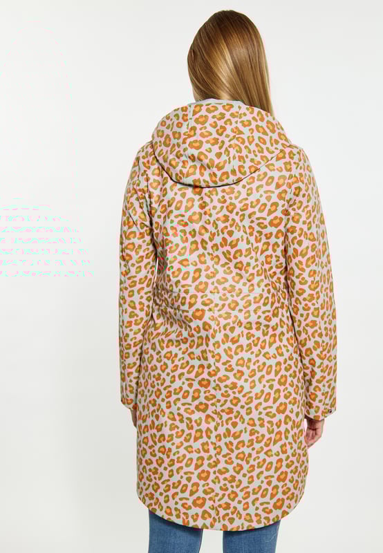 Betonen Sie Ihren Regentagsstil mit dieser Regenjacke mit Leopardenmuster. Die Jacke hat eine normale Passform und eine Länge bis zur Mitte des Oberschenkels, eine verstellbare Kapuze und verschweißte Nähte für Wasserbeständigkeit. Der Reißverschluss ist unter Druckknöpfen versteckt und zwei Fronttaschen sorgen für Funktionalität. Jacke mit langen Ärmeln und verstellbaren Kordelzügen in der Taille. Gehen Sie hinaus in diesen Parka mit Gepardenmuster, der sowohl modisch als auch funktional ist. Die Jacke besteht aus 3000 mm wasserdichtem Stoff.  regenparka