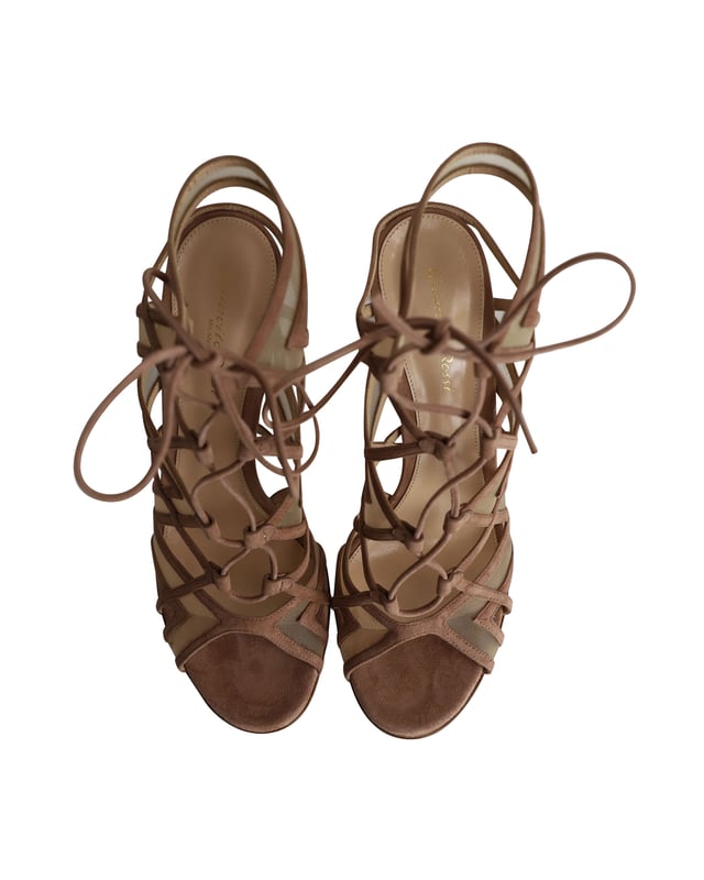 VINTAGE, RRP AS NEW
Perfect to adorn your delicate feet and give you the confidence to conquer the world, these beige sandals from Ginavito Rossi are enchanting! They are crafted from suede and net and feature an open-toe silhouette. Includes box and dust bag.

Gianvito Rossi Adria Sandals in Nude Suede 
Condition: excellent
Material: suede
Size: EU41
Sign of wear: No
SKU: 285044