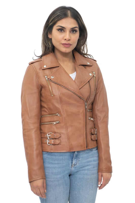 Diese zweireihige Bikerjacke ist aufgrund ihrer schlanken Eigenschaften und Silhouette, die für ein ausgesprochen stilvolles Erscheinungsbild sorgt, einer unserer Bestseller. Die Vorderseite der Jacke ist mit einer Vielzahl von Reißverschlusstaschen für zusätzlichen Stauraum und Charakter ausgestattet und verfügt zusätzlich über ein extravagantes, breites, fallendes Revers und Schulterklappen, die beide mit Druckknöpfen befestigt werden können. An den Hüften befinden sich Schnallenlaschen für zusätzlichen Komfort und ein schmal zulaufendes Erscheinungsbild, das durch die schmale Passform und das verkürzte Design dieser Jacke ergänzt wird. Wir bieten diese Jacke in einer großen Farbauswahl an, sodass Sie dieses Stück in dem Stil wählen können, der Ihren Vorlieben entspricht. • 100 % hochwertiges, ultraweiches Nappaleder • Hochwertiges Polyester-Mischfutter • Ausgestattet mit einem außermittigen YKK-Reißverschluss und einem breiten, fallenden Revers • Verfügt über 6 Außentaschen mit Reißverschluss und verstellbare Schnallenlaschen an der Hüfte