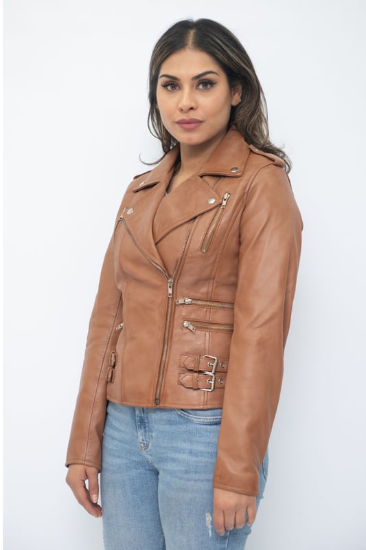 Diese zweireihige Bikerjacke ist aufgrund ihrer schlanken Eigenschaften und Silhouette, die für ein ausgesprochen stilvolles Erscheinungsbild sorgt, einer unserer Bestseller. Die Vorderseite der Jacke ist mit einer Vielzahl von Reißverschlusstaschen für zusätzlichen Stauraum und Charakter ausgestattet und verfügt zusätzlich über ein extravagantes, breites, fallendes Revers und Schulterklappen, die beide mit Druckknöpfen befestigt werden können. An den Hüften befinden sich Schnallenlaschen für zusätzlichen Komfort und ein schmal zulaufendes Erscheinungsbild, das durch die schmale Passform und das verkürzte Design dieser Jacke ergänzt wird. Wir bieten diese Jacke in einer großen Farbauswahl an, sodass Sie dieses Stück in dem Stil wählen können, der Ihren Vorlieben entspricht. • 100 % hochwertiges, ultraweiches Nappaleder • Hochwertiges Polyester-Mischfutter • Ausgestattet mit einem außermittigen YKK-Reißverschluss und einem breiten, fallenden Revers • Verfügt über 6 Außentaschen mit Reißverschluss und verstellbare Schnallenlaschen an der Hüfte