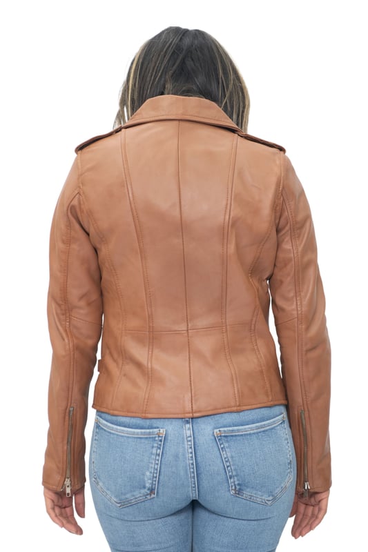Diese zweireihige Bikerjacke ist aufgrund ihrer schlanken Eigenschaften und Silhouette, die für ein ausgesprochen stilvolles Erscheinungsbild sorgt, einer unserer Bestseller. Die Vorderseite der Jacke ist mit einer Vielzahl von Reißverschlusstaschen für zusätzlichen Stauraum und Charakter ausgestattet und verfügt zusätzlich über ein extravagantes, breites, fallendes Revers und Schulterklappen, die beide mit Druckknöpfen befestigt werden können. An den Hüften befinden sich Schnallenlaschen für zusätzlichen Komfort und ein schmal zulaufendes Erscheinungsbild, das durch die schmale Passform und das verkürzte Design dieser Jacke ergänzt wird. Wir bieten diese Jacke in einer großen Farbauswahl an, sodass Sie dieses Stück in dem Stil wählen können, der Ihren Vorlieben entspricht. • 100 % hochwertiges, ultraweiches Nappaleder • Hochwertiges Polyester-Mischfutter • Ausgestattet mit einem außermittigen YKK-Reißverschluss und einem breiten, fallenden Revers • Verfügt über 6 Außentaschen mit Reißverschluss und verstellbare Schnallenlaschen an der Hüfte