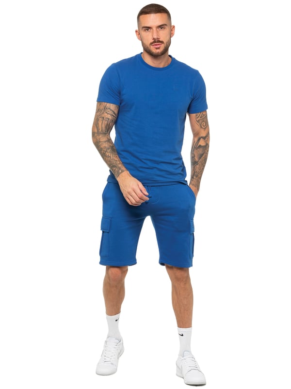 Enzo T-shirt trainingspak voor heren met korte broek. T-shirt met ronde hals en korte mouwen. Zachte, comfortabele top met normale pasvorm. Voorzien van EZ-logo op de borst gedrukt. In combinatie met Enzo Cargo-shorts. Elastische tailleband met verstelbaar trekkoord. Voorzien van 2 zijzakken en 2 cargozakken.