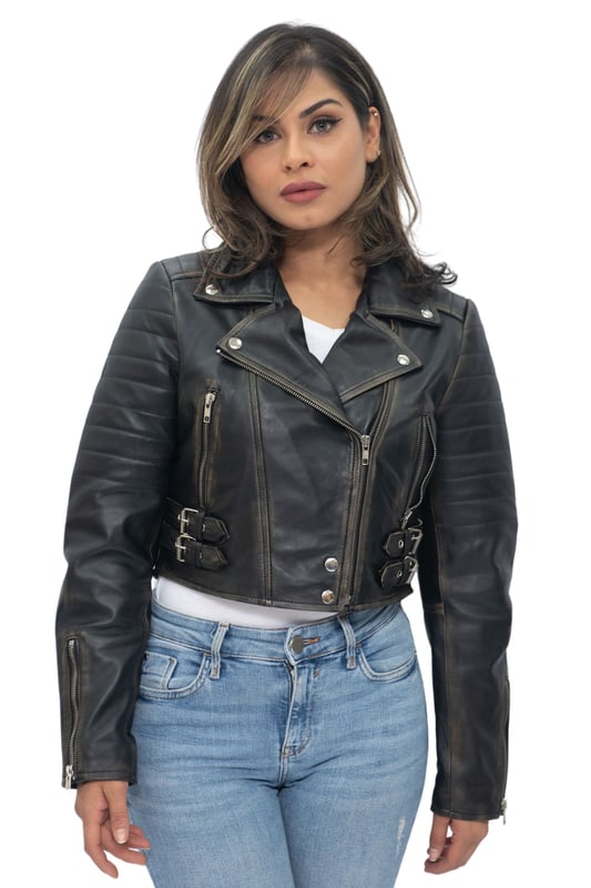 Diese Jacke ist aus ultraweichem Leder gefertigt und mit unserem Premium-Nappaleder gefertigt, das eine moderne, verkürzte Länge und ein figurbetontes Design aufweist. Wir haben Features wie gesteppte Schultern und verlängerte vertikale Reißverschlusstaschen eingeführt, um dieser Jacke einen unverwechselbar schicken Look zu verleihen. Um Komfort beim Tragen unserer Jacke zu gewährleisten, haben wir Bündchen mit Reißverschluss eingeführt, mit denen Sie die Jackenärmel hochkrempeln können, sowie einen mit Schnallen verstellbaren Bund zum Festziehen, um den gewünschten Look und das gewünschte Tragegefühl zu erzielen. Im klassischen Brando-Stil verfügt diese Jacke über ein breites, fallendes Revers, das eine unverzichtbare Ergänzung ist, um jedem Jackenstil Flair zu verleihen. • 100 % hochwertiges, ultraweiches Nappaleder • Hochwertiges Satinfutter • Ausgestattet mit einem außermittigen YKK-Reißverschluss und einem breiten, fallenden Revers • Verfügt über 2 Außentaschen mit Reißverschluss und gesteppte Details