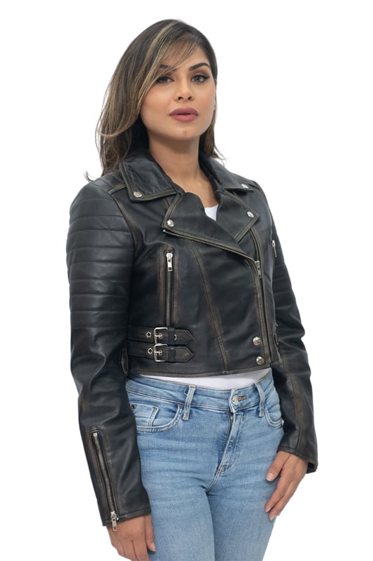 Diese Jacke ist aus ultraweichem Leder gefertigt und mit unserem Premium-Nappaleder gefertigt, das eine moderne, verkürzte Länge und ein figurbetontes Design aufweist. Wir haben Features wie gesteppte Schultern und verlängerte vertikale Reißverschlusstaschen eingeführt, um dieser Jacke einen unverwechselbar schicken Look zu verleihen. Um Komfort beim Tragen unserer Jacke zu gewährleisten, haben wir Bündchen mit Reißverschluss eingeführt, mit denen Sie die Jackenärmel hochkrempeln können, sowie einen mit Schnallen verstellbaren Bund zum Festziehen, um den gewünschten Look und das gewünschte Tragegefühl zu erzielen. Im klassischen Brando-Stil verfügt diese Jacke über ein breites, fallendes Revers, das eine unverzichtbare Ergänzung ist, um jedem Jackenstil Flair zu verleihen. • 100 % hochwertiges, ultraweiches Nappaleder • Hochwertiges Satinfutter • Ausgestattet mit einem außermittigen YKK-Reißverschluss und einem breiten, fallenden Revers • Verfügt über 2 Außentaschen mit Reißverschluss und gesteppte Details
