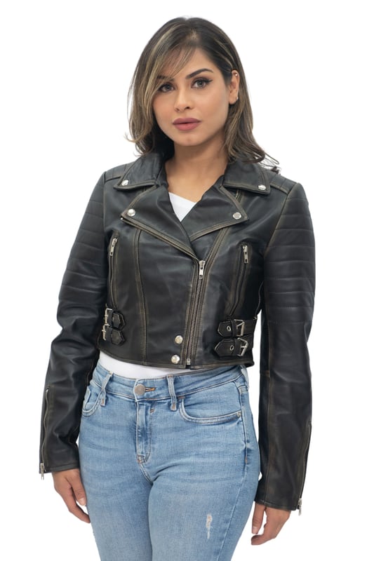 Diese Jacke ist aus ultraweichem Leder gefertigt und mit unserem Premium-Nappaleder gefertigt, das eine moderne, verkürzte Länge und ein figurbetontes Design aufweist. Wir haben Features wie gesteppte Schultern und verlängerte vertikale Reißverschlusstaschen eingeführt, um dieser Jacke einen unverwechselbar schicken Look zu verleihen. Um Komfort beim Tragen unserer Jacke zu gewährleisten, haben wir Bündchen mit Reißverschluss eingeführt, mit denen Sie die Jackenärmel hochkrempeln können, sowie einen mit Schnallen verstellbaren Bund zum Festziehen, um den gewünschten Look und das gewünschte Tragegefühl zu erzielen. Im klassischen Brando-Stil verfügt diese Jacke über ein breites, fallendes Revers, das eine unverzichtbare Ergänzung ist, um jedem Jackenstil Flair zu verleihen. • 100 % hochwertiges, ultraweiches Nappaleder • Hochwertiges Satinfutter • Ausgestattet mit einem außermittigen YKK-Reißverschluss und einem breiten, fallenden Revers • Verfügt über 2 Außentaschen mit Reißverschluss und gesteppte Details