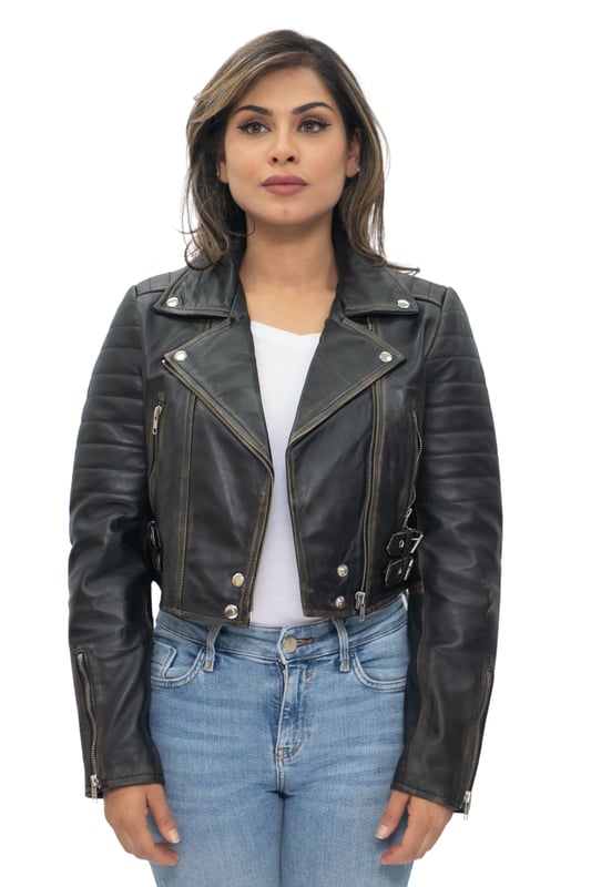 Diese Jacke ist aus ultraweichem Leder gefertigt und mit unserem Premium-Nappaleder gefertigt, das eine moderne, verkürzte Länge und ein figurbetontes Design aufweist. Wir haben Features wie gesteppte Schultern und verlängerte vertikale Reißverschlusstaschen eingeführt, um dieser Jacke einen unverwechselbar schicken Look zu verleihen. Um Komfort beim Tragen unserer Jacke zu gewährleisten, haben wir Bündchen mit Reißverschluss eingeführt, mit denen Sie die Jackenärmel hochkrempeln können, sowie einen mit Schnallen verstellbaren Bund zum Festziehen, um den gewünschten Look und das gewünschte Tragegefühl zu erzielen. Im klassischen Brando-Stil verfügt diese Jacke über ein breites, fallendes Revers, das eine unverzichtbare Ergänzung ist, um jedem Jackenstil Flair zu verleihen. • 100 % hochwertiges, ultraweiches Nappaleder • Hochwertiges Satinfutter • Ausgestattet mit einem außermittigen YKK-Reißverschluss und einem breiten, fallenden Revers • Verfügt über 2 Außentaschen mit Reißverschluss und gesteppte Details