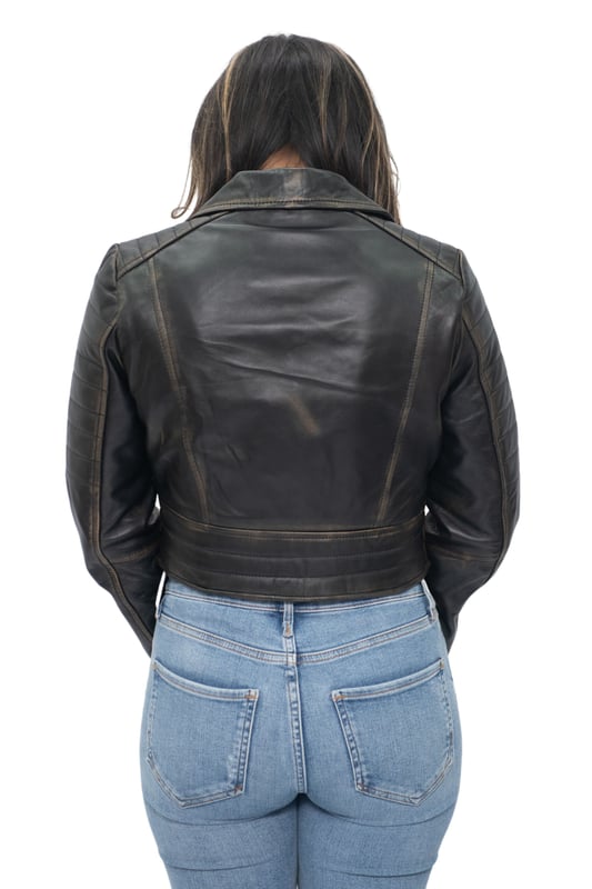 Diese Jacke ist aus ultraweichem Leder gefertigt und mit unserem Premium-Nappaleder gefertigt, das eine moderne, verkürzte Länge und ein figurbetontes Design aufweist. Wir haben Features wie gesteppte Schultern und verlängerte vertikale Reißverschlusstaschen eingeführt, um dieser Jacke einen unverwechselbar schicken Look zu verleihen. Um Komfort beim Tragen unserer Jacke zu gewährleisten, haben wir Bündchen mit Reißverschluss eingeführt, mit denen Sie die Jackenärmel hochkrempeln können, sowie einen mit Schnallen verstellbaren Bund zum Festziehen, um den gewünschten Look und das gewünschte Tragegefühl zu erzielen. Im klassischen Brando-Stil verfügt diese Jacke über ein breites, fallendes Revers, das eine unverzichtbare Ergänzung ist, um jedem Jackenstil Flair zu verleihen. • 100 % hochwertiges, ultraweiches Nappaleder • Hochwertiges Satinfutter • Ausgestattet mit einem außermittigen YKK-Reißverschluss und einem breiten, fallenden Revers • Verfügt über 2 Außentaschen mit Reißverschluss und gesteppte Details