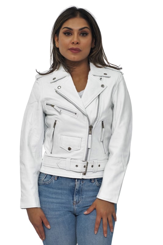 Esta chaqueta está imbuida de un aspecto contemporáneo con un motivo de cremallera, que en este caso aparece completamente en nuestro color plata pulido a mano. La parte delantera cruzada se cierra con una cremallera YKK en ángulo que tiene lengüeta para facilitar su uso, además, hay bolsillos con cremallera ubicados en la parte delantera de la chaqueta para contribuir a este aspecto moderno. Para almacenamiento adicional, hay un práctico bolsillo con solapa ubicado sobre un elegante cinturón a la vez que te permite ajustar el ajuste a tu gusto, con charreteras en los hombros y una solapa ancha con muescas que redondean este estilo elegante. • Fabricada en piel de vaca auténtica • Corte ajustado y más corto • Equipada con un cierre de cremallera YKK descentrado y solapa ancha con muescas • Cuenta con bolsillos y puños con cremallera con cinturón ajustable y charreteras en los hombros