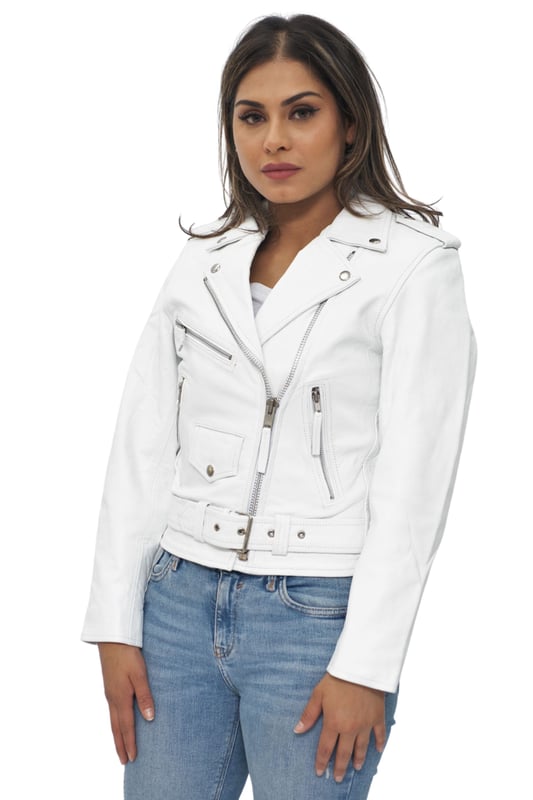 Esta chaqueta está imbuida de un aspecto contemporáneo con un motivo de cremallera, que en este caso aparece completamente en nuestro color plata pulido a mano. La parte delantera cruzada se cierra con una cremallera YKK en ángulo que tiene lengüeta para facilitar su uso, además, hay bolsillos con cremallera ubicados en la parte delantera de la chaqueta para contribuir a este aspecto moderno. Para almacenamiento adicional, hay un práctico bolsillo con solapa ubicado sobre un elegante cinturón a la vez que te permite ajustar el ajuste a tu gusto, con charreteras en los hombros y una solapa ancha con muescas que redondean este estilo elegante. • Fabricada en piel de vaca auténtica • Corte ajustado y más corto • Equipada con un cierre de cremallera YKK descentrado y solapa ancha con muescas • Cuenta con bolsillos y puños con cremallera con cinturón ajustable y charreteras en los hombros