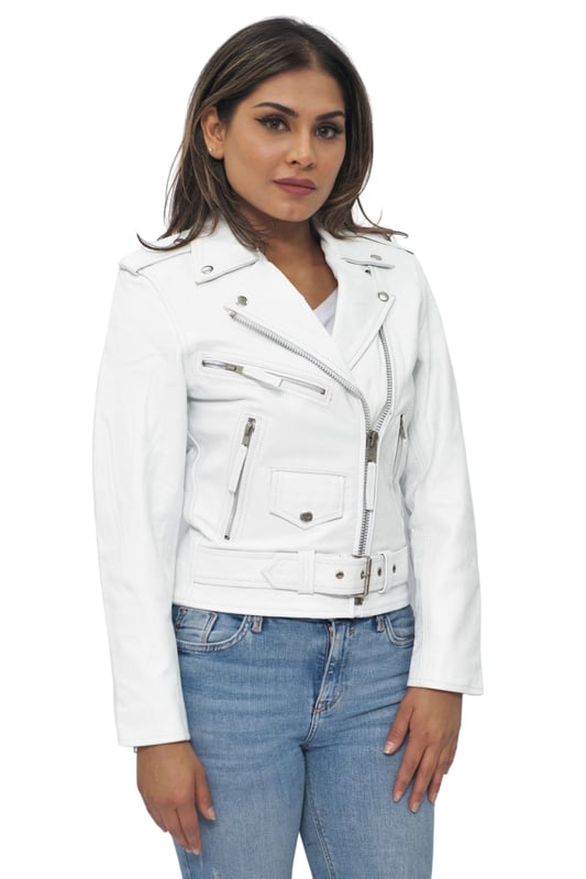 Esta chaqueta está imbuida de un aspecto contemporáneo con un motivo de cremallera, que en este caso aparece completamente en nuestro color plata pulido a mano. La parte delantera cruzada se cierra con una cremallera YKK en ángulo que tiene lengüeta para facilitar su uso, además, hay bolsillos con cremallera ubicados en la parte delantera de la chaqueta para contribuir a este aspecto moderno. Para almacenamiento adicional, hay un práctico bolsillo con solapa ubicado sobre un elegante cinturón a la vez que te permite ajustar el ajuste a tu gusto, con charreteras en los hombros y una solapa ancha con muescas que redondean este estilo elegante. • Fabricada en piel de vaca auténtica • Corte ajustado y más corto • Equipada con un cierre de cremallera YKK descentrado y solapa ancha con muescas • Cuenta con bolsillos y puños con cremallera con cinturón ajustable y charreteras en los hombros