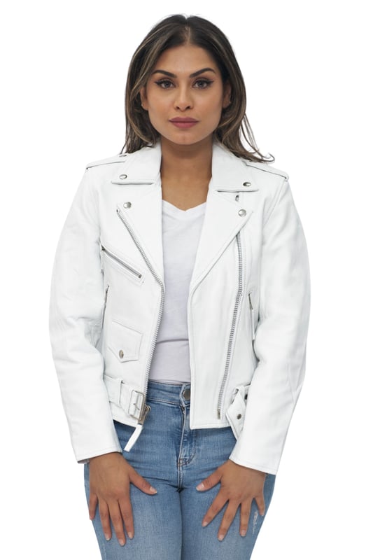 Esta chaqueta está imbuida de un aspecto contemporáneo con un motivo de cremallera, que en este caso aparece completamente en nuestro color plata pulido a mano. La parte delantera cruzada se cierra con una cremallera YKK en ángulo que tiene lengüeta para facilitar su uso, además, hay bolsillos con cremallera ubicados en la parte delantera de la chaqueta para contribuir a este aspecto moderno. Para almacenamiento adicional, hay un práctico bolsillo con solapa ubicado sobre un elegante cinturón a la vez que te permite ajustar el ajuste a tu gusto, con charreteras en los hombros y una solapa ancha con muescas que redondean este estilo elegante. • Fabricada en piel de vaca auténtica • Corte ajustado y más corto • Equipada con un cierre de cremallera YKK descentrado y solapa ancha con muescas • Cuenta con bolsillos y puños con cremallera con cinturón ajustable y charreteras en los hombros