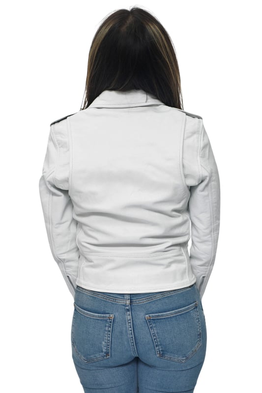Esta chaqueta está imbuida de un aspecto contemporáneo con un motivo de cremallera, que en este caso aparece completamente en nuestro color plata pulido a mano. La parte delantera cruzada se cierra con una cremallera YKK en ángulo que tiene lengüeta para facilitar su uso, además, hay bolsillos con cremallera ubicados en la parte delantera de la chaqueta para contribuir a este aspecto moderno. Para almacenamiento adicional, hay un práctico bolsillo con solapa ubicado sobre un elegante cinturón a la vez que te permite ajustar el ajuste a tu gusto, con charreteras en los hombros y una solapa ancha con muescas que redondean este estilo elegante. • Fabricada en piel de vaca auténtica • Corte ajustado y más corto • Equipada con un cierre de cremallera YKK descentrado y solapa ancha con muescas • Cuenta con bolsillos y puños con cremallera con cinturón ajustable y charreteras en los hombros