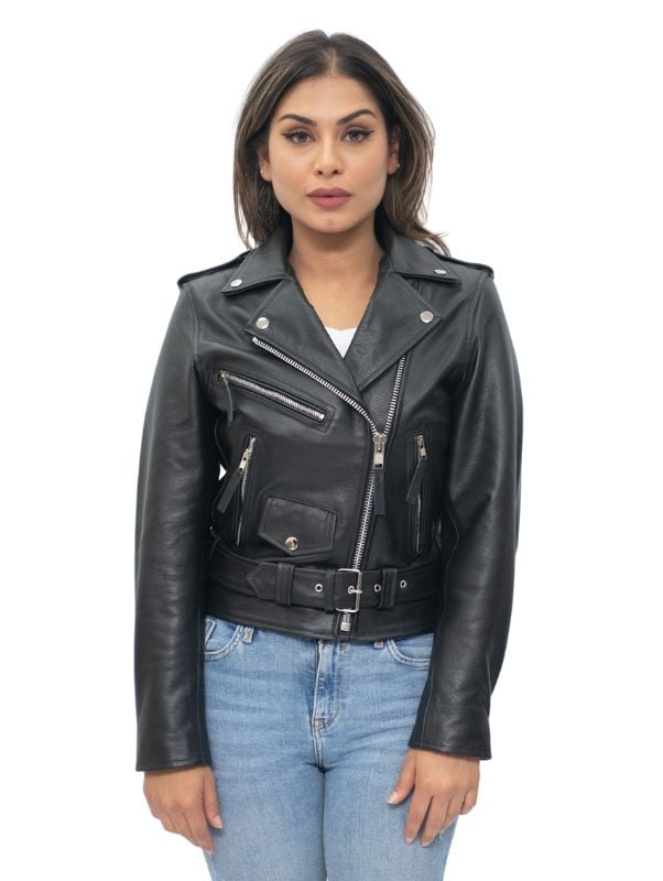 Esta chaqueta está imbuida de un aspecto contemporáneo con un motivo de cremallera, que en este caso aparece completamente en nuestro color plata pulido a mano. La parte delantera cruzada se cierra con una cremallera YKK en ángulo que tiene lengüeta para facilitar su uso, además, hay bolsillos con cremallera ubicados en la parte delantera de la chaqueta para contribuir a este aspecto moderno. Para almacenamiento adicional, hay un práctico bolsillo con solapa ubicado sobre un elegante cinturón a la vez que te permite ajustar el ajuste a tu gusto, con charreteras en los hombros y una solapa ancha con muescas que redondean este estilo elegante. • Fabricada en piel de vaca auténtica • Corte ajustado y más corto • Equipada con un cierre de cremallera YKK descentrado y solapa ancha con muescas • Cuenta con bolsillos y puños con cremallera con cinturón ajustable y charreteras en los hombros