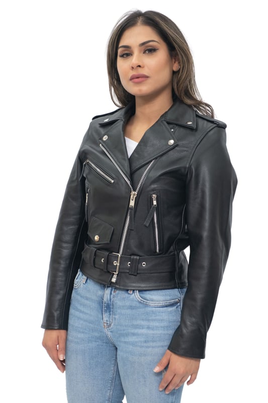 Esta chaqueta está imbuida de un aspecto contemporáneo con un motivo de cremallera, que en este caso aparece completamente en nuestro color plata pulido a mano. La parte delantera cruzada se cierra con una cremallera YKK en ángulo que tiene lengüeta para facilitar su uso, además, hay bolsillos con cremallera ubicados en la parte delantera de la chaqueta para contribuir a este aspecto moderno. Para almacenamiento adicional, hay un práctico bolsillo con solapa ubicado sobre un elegante cinturón a la vez que te permite ajustar el ajuste a tu gusto, con charreteras en los hombros y una solapa ancha con muescas que redondean este estilo elegante. • Fabricada en piel de vaca auténtica • Corte ajustado y más corto • Equipada con un cierre de cremallera YKK descentrado y solapa ancha con muescas • Cuenta con bolsillos y puños con cremallera con cinturón ajustable y charreteras en los hombros