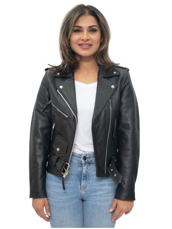 Esta chaqueta está imbuida de un aspecto contemporáneo con un motivo de cremallera, que en este caso aparece completamente en nuestro color plata pulido a mano. La parte delantera cruzada se cierra con una cremallera YKK en ángulo que tiene lengüeta para facilitar su uso, además, hay bolsillos con cremallera ubicados en la parte delantera de la chaqueta para contribuir a este aspecto moderno. Para almacenamiento adicional, hay un práctico bolsillo con solapa ubicado sobre un elegante cinturón a la vez que te permite ajustar el ajuste a tu gusto, con charreteras en los hombros y una solapa ancha con muescas que redondean este estilo elegante. • Fabricada en piel de vaca auténtica • Corte ajustado y más corto • Equipada con un cierre de cremallera YKK descentrado y solapa ancha con muescas • Cuenta con bolsillos y puños con cremallera con cinturón ajustable y charreteras en los hombros