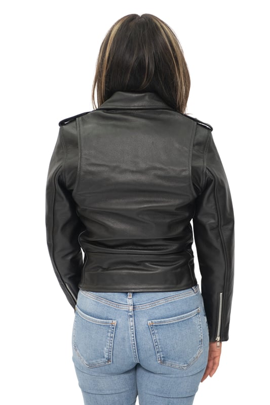 Esta chaqueta está imbuida de un aspecto contemporáneo con un motivo de cremallera, que en este caso aparece completamente en nuestro color plata pulido a mano. La parte delantera cruzada se cierra con una cremallera YKK en ángulo que tiene lengüeta para facilitar su uso, además, hay bolsillos con cremallera ubicados en la parte delantera de la chaqueta para contribuir a este aspecto moderno. Para almacenamiento adicional, hay un práctico bolsillo con solapa ubicado sobre un elegante cinturón a la vez que te permite ajustar el ajuste a tu gusto, con charreteras en los hombros y una solapa ancha con muescas que redondean este estilo elegante. • Fabricada en piel de vaca auténtica • Corte ajustado y más corto • Equipada con un cierre de cremallera YKK descentrado y solapa ancha con muescas • Cuenta con bolsillos y puños con cremallera con cinturón ajustable y charreteras en los hombros