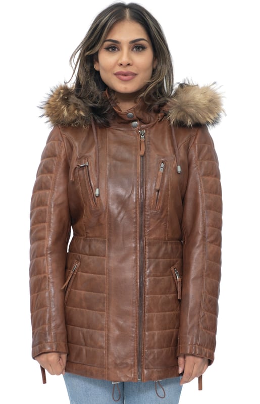 Diese schmal geschnittene Parka-Jacke ist eine tolle Wahl für kälteres Wetter. Sie verfügt über eine abnehmbare Kapuze mit Pelzbesatz, die Sie nicht nur warm hält, sondern diesem Stück auch einen ausgelassenen Look verleiht. Die Vorderseite der Jacke ist mit vier Reißverschlusstaschen ausgestattet, die zum einfachen Öffnen mit Laschen versehen sind. Zusätzliche Steppdetails finden sich auch an den Jackenärmeln und an der Taille für ein luxuriöses Design, das die glatte Ästhetik unseres Premium-Nappa-Finishs unterstreicht. Ein hoher Kragen, der mit Druckknöpfen geschlossen werden kann, rundet die Jacke ab und ist eine schicke Ergänzung Ihrer Wintergarderobe. • 100 % hochwertiges, ultraweiches Nappaleder. • Mit abnehmbarer Fellkapuze, vier Reißverschlusstaschen und Reißverschlussbündchen. • Hoher Stehkragen mit Steppdetails am Jackenbund und an den Ärmeln