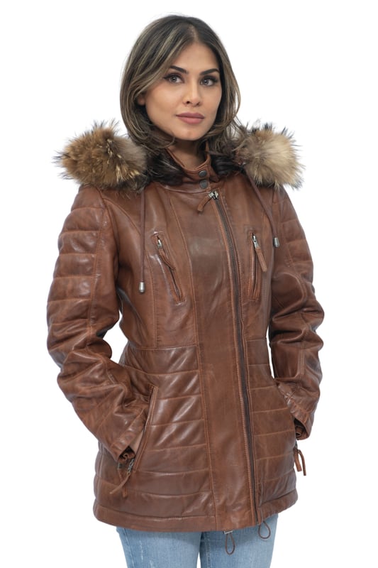 Diese schmal geschnittene Parka-Jacke ist eine tolle Wahl für kälteres Wetter. Sie verfügt über eine abnehmbare Kapuze mit Pelzbesatz, die Sie nicht nur warm hält, sondern diesem Stück auch einen ausgelassenen Look verleiht. Die Vorderseite der Jacke ist mit vier Reißverschlusstaschen ausgestattet, die zum einfachen Öffnen mit Laschen versehen sind. Zusätzliche Steppdetails finden sich auch an den Jackenärmeln und an der Taille für ein luxuriöses Design, das die glatte Ästhetik unseres Premium-Nappa-Finishs unterstreicht. Ein hoher Kragen, der mit Druckknöpfen geschlossen werden kann, rundet die Jacke ab und ist eine schicke Ergänzung Ihrer Wintergarderobe. • 100 % hochwertiges, ultraweiches Nappaleder. • Mit abnehmbarer Fellkapuze, vier Reißverschlusstaschen und Reißverschlussbündchen. • Hoher Stehkragen mit Steppdetails am Jackenbund und an den Ärmeln