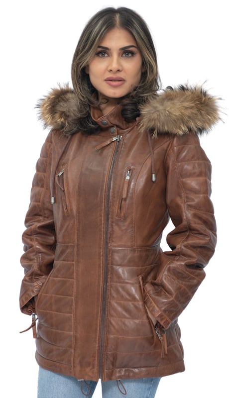 Diese schmal geschnittene Parka-Jacke ist eine tolle Wahl für kälteres Wetter. Sie verfügt über eine abnehmbare Kapuze mit Pelzbesatz, die Sie nicht nur warm hält, sondern diesem Stück auch einen ausgelassenen Look verleiht. Die Vorderseite der Jacke ist mit vier Reißverschlusstaschen ausgestattet, die zum einfachen Öffnen mit Laschen versehen sind. Zusätzliche Steppdetails finden sich auch an den Jackenärmeln und an der Taille für ein luxuriöses Design, das die glatte Ästhetik unseres Premium-Nappa-Finishs unterstreicht. Ein hoher Kragen, der mit Druckknöpfen geschlossen werden kann, rundet die Jacke ab und ist eine schicke Ergänzung Ihrer Wintergarderobe. • 100 % hochwertiges, ultraweiches Nappaleder. • Mit abnehmbarer Fellkapuze, vier Reißverschlusstaschen und Reißverschlussbündchen. • Hoher Stehkragen mit Steppdetails am Jackenbund und an den Ärmeln