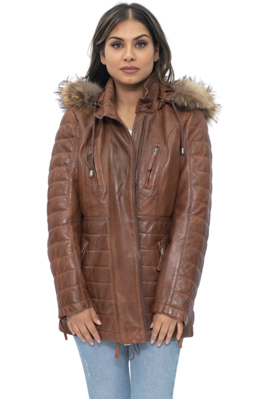Diese schmal geschnittene Parka-Jacke ist eine tolle Wahl für kälteres Wetter. Sie verfügt über eine abnehmbare Kapuze mit Pelzbesatz, die Sie nicht nur warm hält, sondern diesem Stück auch einen ausgelassenen Look verleiht. Die Vorderseite der Jacke ist mit vier Reißverschlusstaschen ausgestattet, die zum einfachen Öffnen mit Laschen versehen sind. Zusätzliche Steppdetails finden sich auch an den Jackenärmeln und an der Taille für ein luxuriöses Design, das die glatte Ästhetik unseres Premium-Nappa-Finishs unterstreicht. Ein hoher Kragen, der mit Druckknöpfen geschlossen werden kann, rundet die Jacke ab und ist eine schicke Ergänzung Ihrer Wintergarderobe. • 100 % hochwertiges, ultraweiches Nappaleder. • Mit abnehmbarer Fellkapuze, vier Reißverschlusstaschen und Reißverschlussbündchen. • Hoher Stehkragen mit Steppdetails am Jackenbund und an den Ärmeln