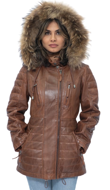 Diese schmal geschnittene Parka-Jacke ist eine tolle Wahl für kälteres Wetter. Sie verfügt über eine abnehmbare Kapuze mit Pelzbesatz, die Sie nicht nur warm hält, sondern diesem Stück auch einen ausgelassenen Look verleiht. Die Vorderseite der Jacke ist mit vier Reißverschlusstaschen ausgestattet, die zum einfachen Öffnen mit Laschen versehen sind. Zusätzliche Steppdetails finden sich auch an den Jackenärmeln und an der Taille für ein luxuriöses Design, das die glatte Ästhetik unseres Premium-Nappa-Finishs unterstreicht. Ein hoher Kragen, der mit Druckknöpfen geschlossen werden kann, rundet die Jacke ab und ist eine schicke Ergänzung Ihrer Wintergarderobe. • 100 % hochwertiges, ultraweiches Nappaleder. • Mit abnehmbarer Fellkapuze, vier Reißverschlusstaschen und Reißverschlussbündchen. • Hoher Stehkragen mit Steppdetails am Jackenbund und an den Ärmeln