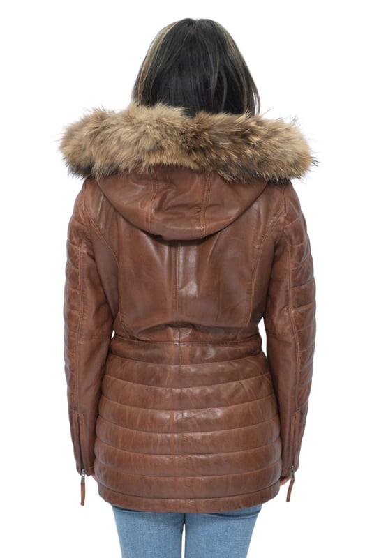 Diese schmal geschnittene Parka-Jacke ist eine tolle Wahl für kälteres Wetter. Sie verfügt über eine abnehmbare Kapuze mit Pelzbesatz, die Sie nicht nur warm hält, sondern diesem Stück auch einen ausgelassenen Look verleiht. Die Vorderseite der Jacke ist mit vier Reißverschlusstaschen ausgestattet, die zum einfachen Öffnen mit Laschen versehen sind. Zusätzliche Steppdetails finden sich auch an den Jackenärmeln und an der Taille für ein luxuriöses Design, das die glatte Ästhetik unseres Premium-Nappa-Finishs unterstreicht. Ein hoher Kragen, der mit Druckknöpfen geschlossen werden kann, rundet die Jacke ab und ist eine schicke Ergänzung Ihrer Wintergarderobe. • 100 % hochwertiges, ultraweiches Nappaleder. • Mit abnehmbarer Fellkapuze, vier Reißverschlusstaschen und Reißverschlussbündchen. • Hoher Stehkragen mit Steppdetails am Jackenbund und an den Ärmeln