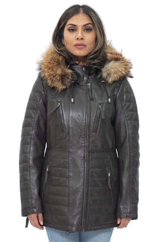 Diese schmal geschnittene Parka-Jacke ist eine tolle Wahl für kälteres Wetter. Sie verfügt über eine abnehmbare Kapuze mit Pelzbesatz, die Sie nicht nur warm hält, sondern diesem Stück auch einen ausgelassenen Look verleiht. Die Vorderseite der Jacke ist mit vier Reißverschlusstaschen ausgestattet, die zum einfachen Öffnen mit Laschen versehen sind. Zusätzliche Steppdetails finden sich auch an den Jackenärmeln und an der Taille für ein luxuriöses Design, das die glatte Ästhetik unseres Premium-Nappa-Finishs unterstreicht. Ein hoher Kragen, der mit Druckknöpfen geschlossen werden kann, rundet die Jacke ab und ist eine schicke Ergänzung Ihrer Wintergarderobe. • 100 % hochwertiges, ultraweiches Nappaleder. • Mit abnehmbarer Fellkapuze, vier Reißverschlusstaschen und Reißverschlussbündchen. • Hoher Stehkragen mit Steppdetails am Jackenbund und an den Ärmeln