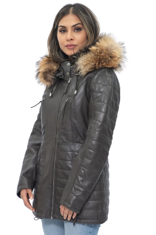 Diese schmal geschnittene Parka-Jacke ist eine tolle Wahl für kälteres Wetter. Sie verfügt über eine abnehmbare Kapuze mit Pelzbesatz, die Sie nicht nur warm hält, sondern diesem Stück auch einen ausgelassenen Look verleiht. Die Vorderseite der Jacke ist mit vier Reißverschlusstaschen ausgestattet, die zum einfachen Öffnen mit Laschen versehen sind. Zusätzliche Steppdetails finden sich auch an den Jackenärmeln und an der Taille für ein luxuriöses Design, das die glatte Ästhetik unseres Premium-Nappa-Finishs unterstreicht. Ein hoher Kragen, der mit Druckknöpfen geschlossen werden kann, rundet die Jacke ab und ist eine schicke Ergänzung Ihrer Wintergarderobe. • 100 % hochwertiges, ultraweiches Nappaleder. • Mit abnehmbarer Fellkapuze, vier Reißverschlusstaschen und Reißverschlussbündchen. • Hoher Stehkragen mit Steppdetails am Jackenbund und an den Ärmeln