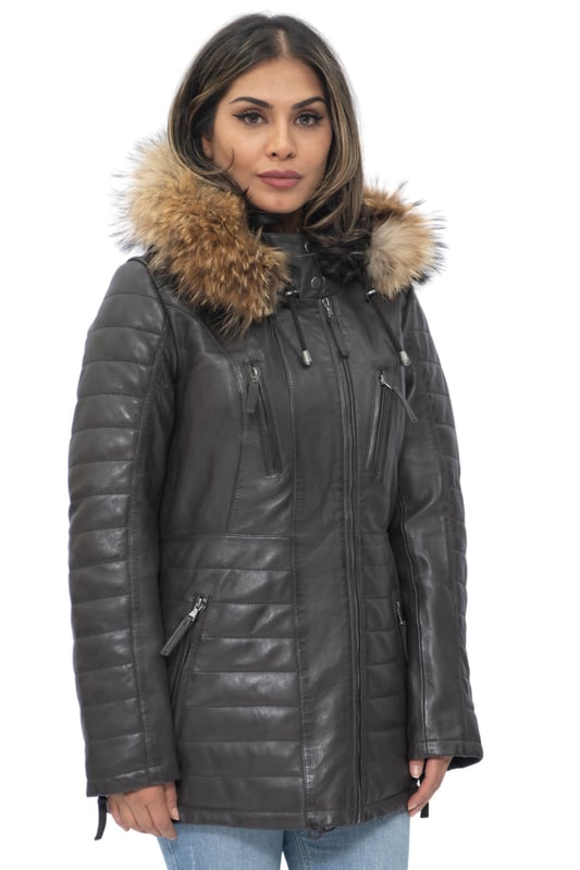 Diese schmal geschnittene Parka-Jacke ist eine tolle Wahl für kälteres Wetter. Sie verfügt über eine abnehmbare Kapuze mit Pelzbesatz, die Sie nicht nur warm hält, sondern diesem Stück auch einen ausgelassenen Look verleiht. Die Vorderseite der Jacke ist mit vier Reißverschlusstaschen ausgestattet, die zum einfachen Öffnen mit Laschen versehen sind. Zusätzliche Steppdetails finden sich auch an den Jackenärmeln und an der Taille für ein luxuriöses Design, das die glatte Ästhetik unseres Premium-Nappa-Finishs unterstreicht. Ein hoher Kragen, der mit Druckknöpfen geschlossen werden kann, rundet die Jacke ab und ist eine schicke Ergänzung Ihrer Wintergarderobe. • 100 % hochwertiges, ultraweiches Nappaleder. • Mit abnehmbarer Fellkapuze, vier Reißverschlusstaschen und Reißverschlussbündchen. • Hoher Stehkragen mit Steppdetails am Jackenbund und an den Ärmeln