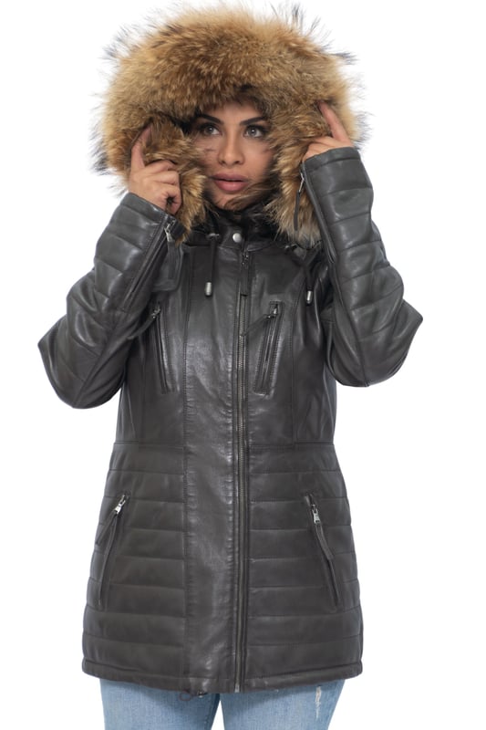 Diese schmal geschnittene Parka-Jacke ist eine tolle Wahl für kälteres Wetter. Sie verfügt über eine abnehmbare Kapuze mit Pelzbesatz, die Sie nicht nur warm hält, sondern diesem Stück auch einen ausgelassenen Look verleiht. Die Vorderseite der Jacke ist mit vier Reißverschlusstaschen ausgestattet, die zum einfachen Öffnen mit Laschen versehen sind. Zusätzliche Steppdetails finden sich auch an den Jackenärmeln und an der Taille für ein luxuriöses Design, das die glatte Ästhetik unseres Premium-Nappa-Finishs unterstreicht. Ein hoher Kragen, der mit Druckknöpfen geschlossen werden kann, rundet die Jacke ab und ist eine schicke Ergänzung Ihrer Wintergarderobe. • 100 % hochwertiges, ultraweiches Nappaleder. • Mit abnehmbarer Fellkapuze, vier Reißverschlusstaschen und Reißverschlussbündchen. • Hoher Stehkragen mit Steppdetails am Jackenbund und an den Ärmeln